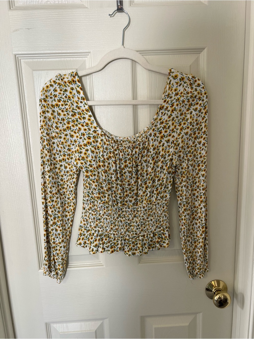 Women’s White Floral Smocked Long-Sleeve Top